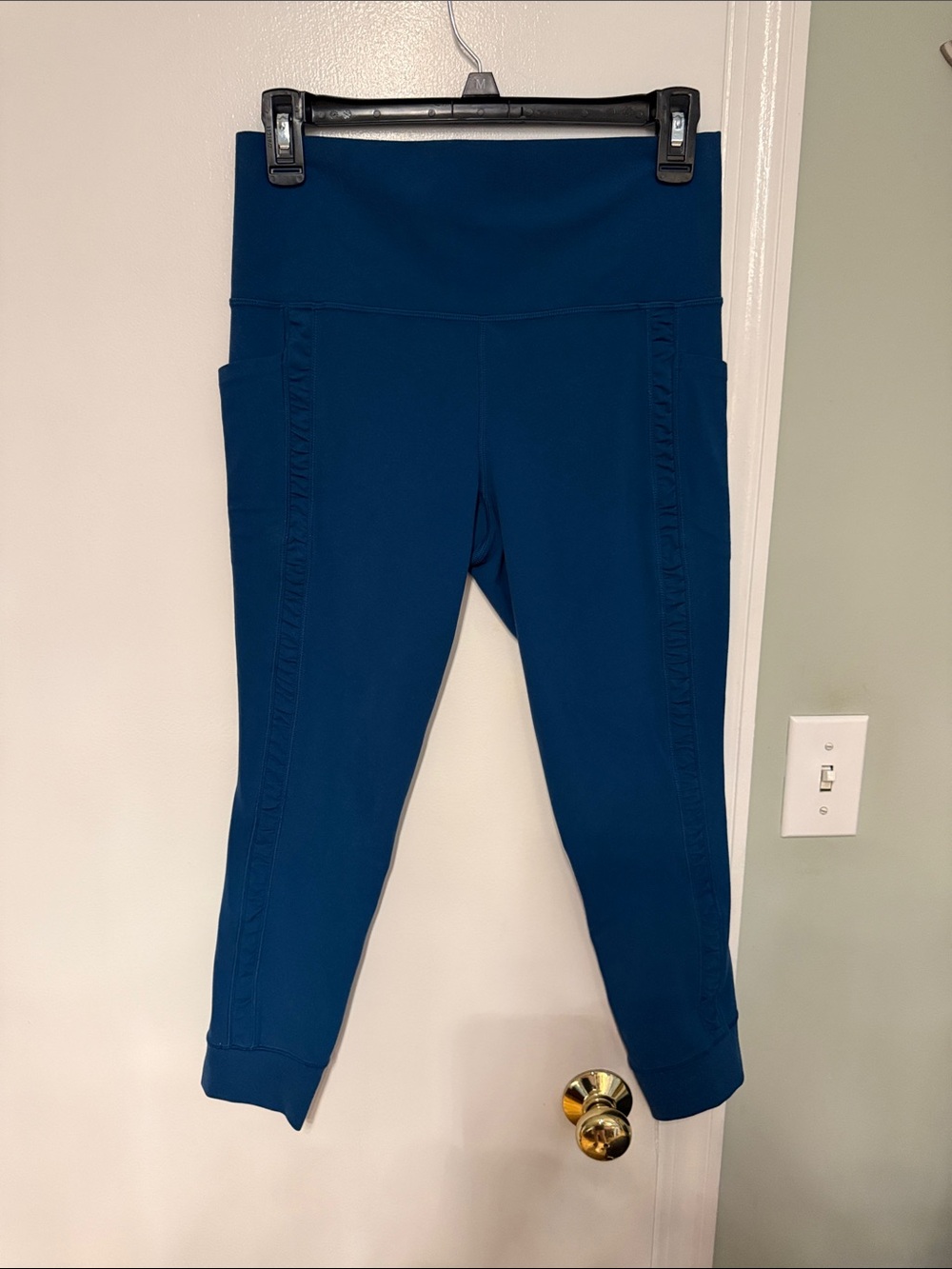 Athleta Salutation Stash II Ruch Craft 7/8 Tight in a Light Navy Blue